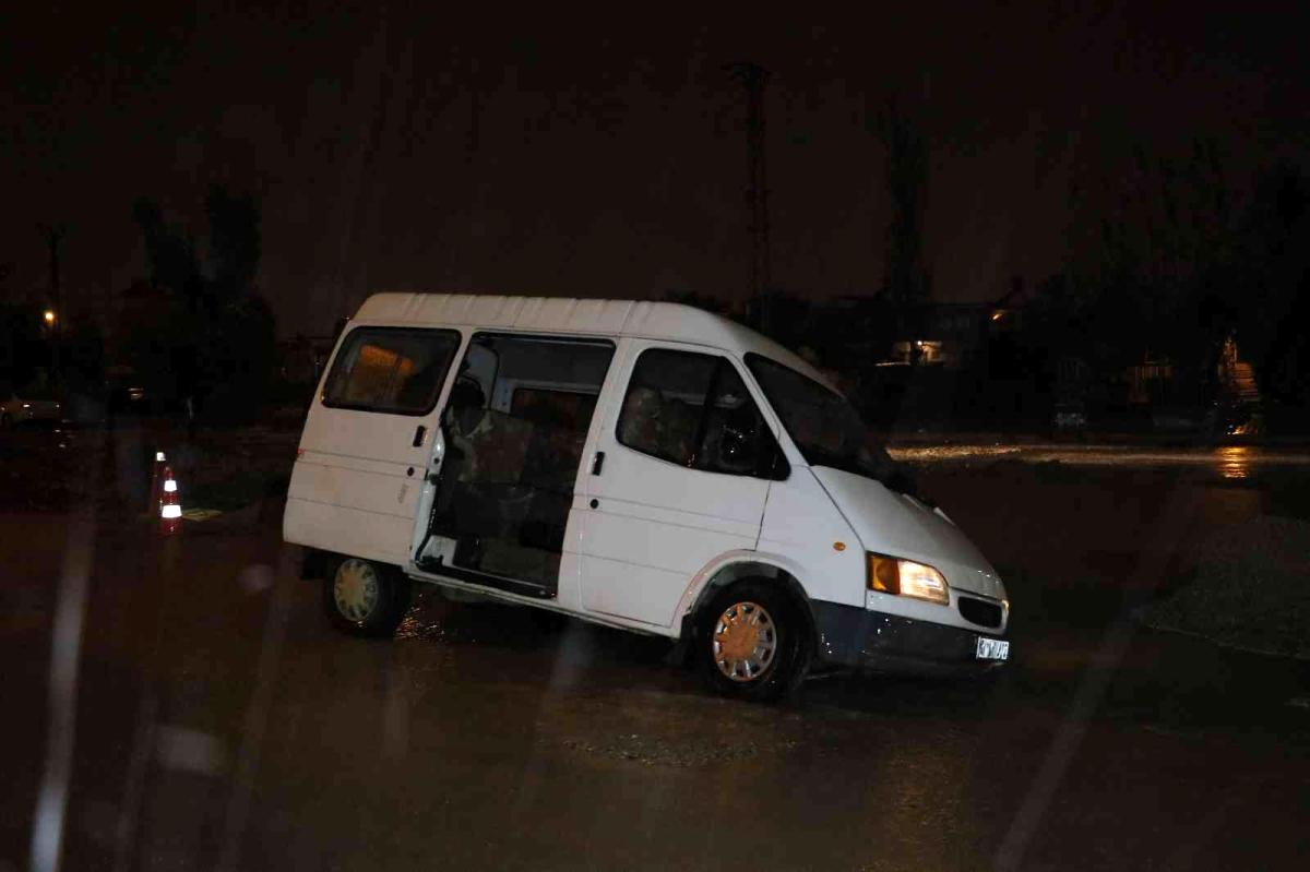 Adana’da sağanak yağış sebebiyle yol çöktü, bir araç mahsur kaldı