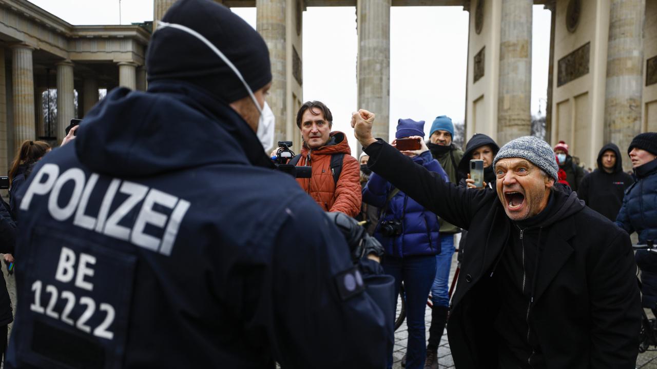 Almanya’da hükümetin COVID-19 politikası protesto edildi