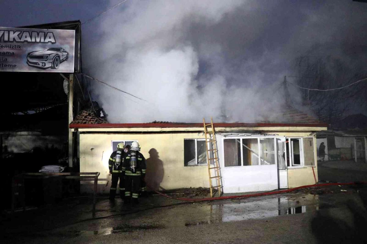 Son dakika haberi… Benzin istasyonu bitişiğinde ev yangını korkuttu
