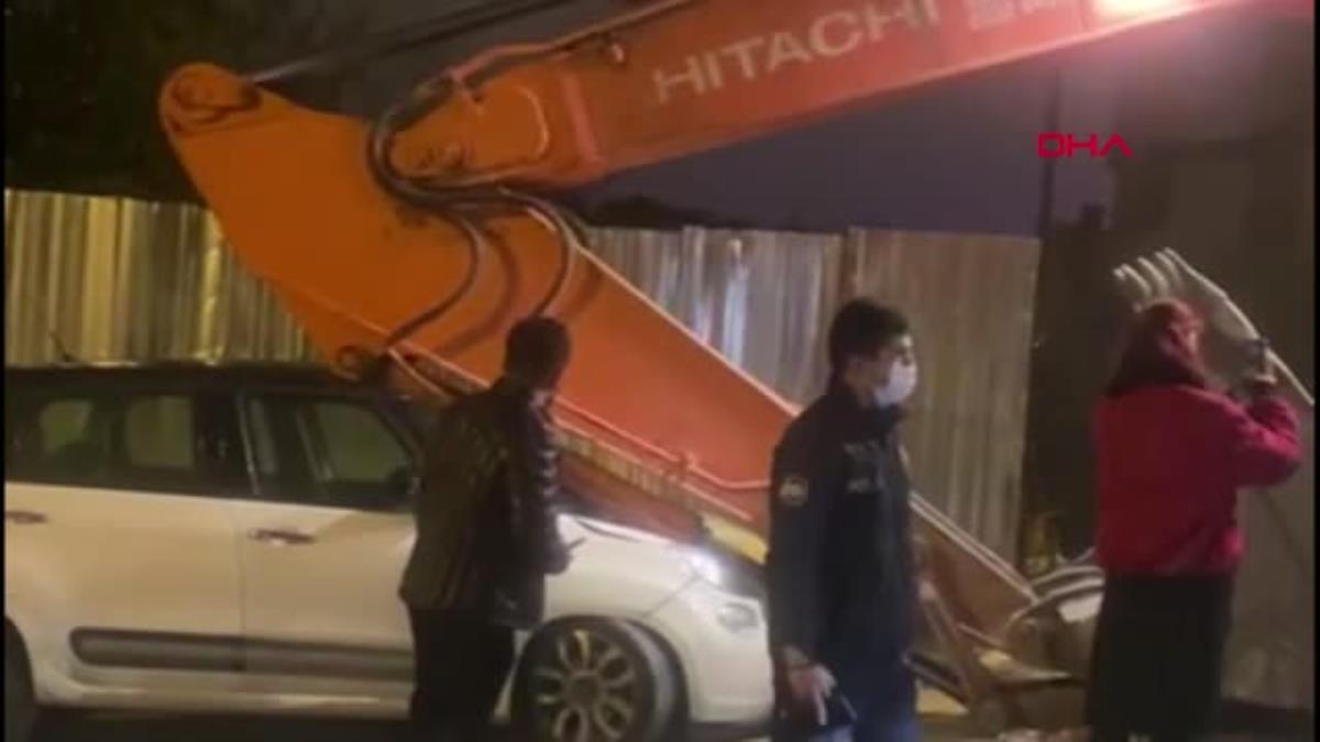 Beşiktaş’ta park halindeki otomobilin üzerine iş makinasının kepçesi düştü