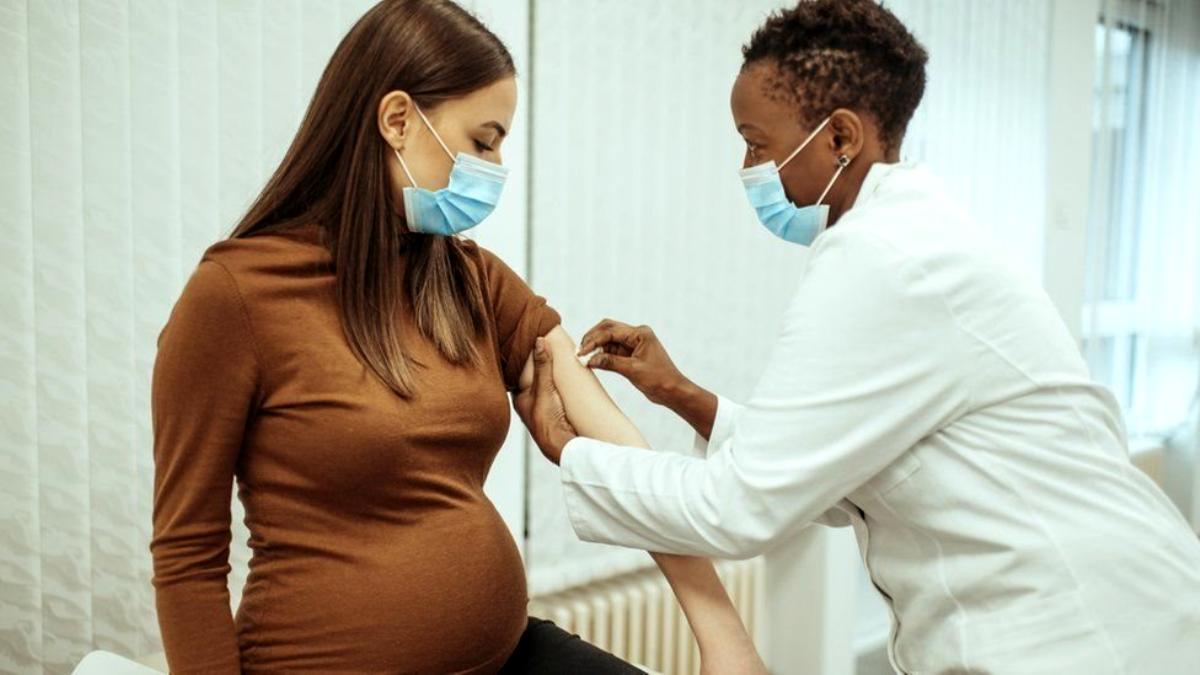 Covid aşısı: İngiltere’de hamile kadınlara ‘Aşılarınızı geciktirmeyin’ çağrısı