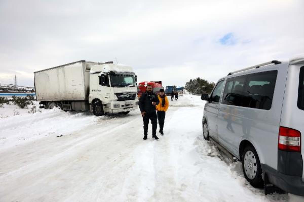 Gaziantep’te kar yolları kapattı; mahsur kalan 2 bin 800 kişi kurtarıldı (7)