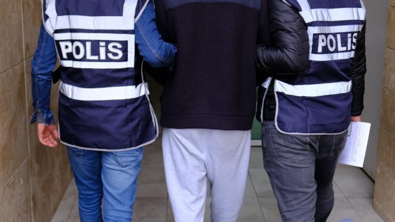 Tarsus'ta araçların aküsünü çaldığı iddia edilen şüpheli yakalandı