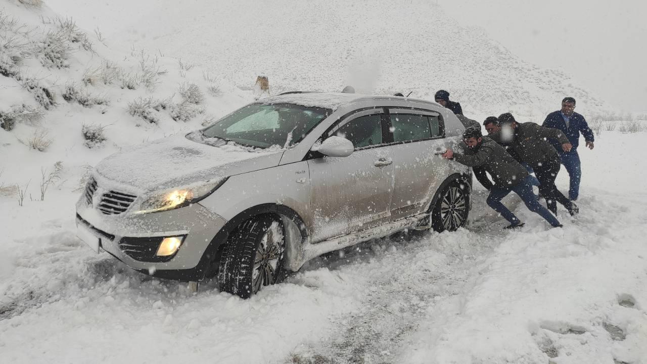 Hakkari’de kar yağışı: Araçlar mahsur kaldı