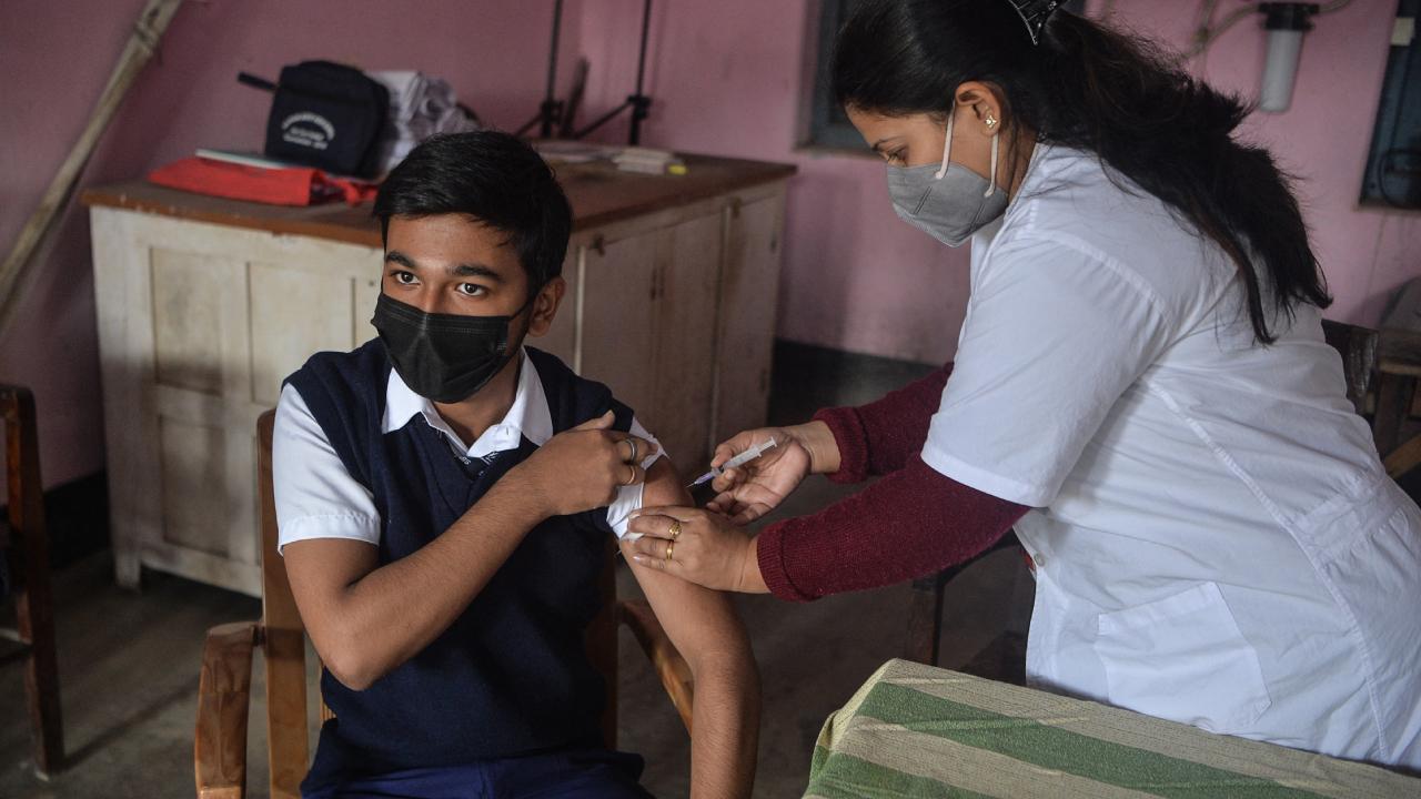 Hindistan’da 3. doz COVID-19 aşısı uygulanmaya başladı