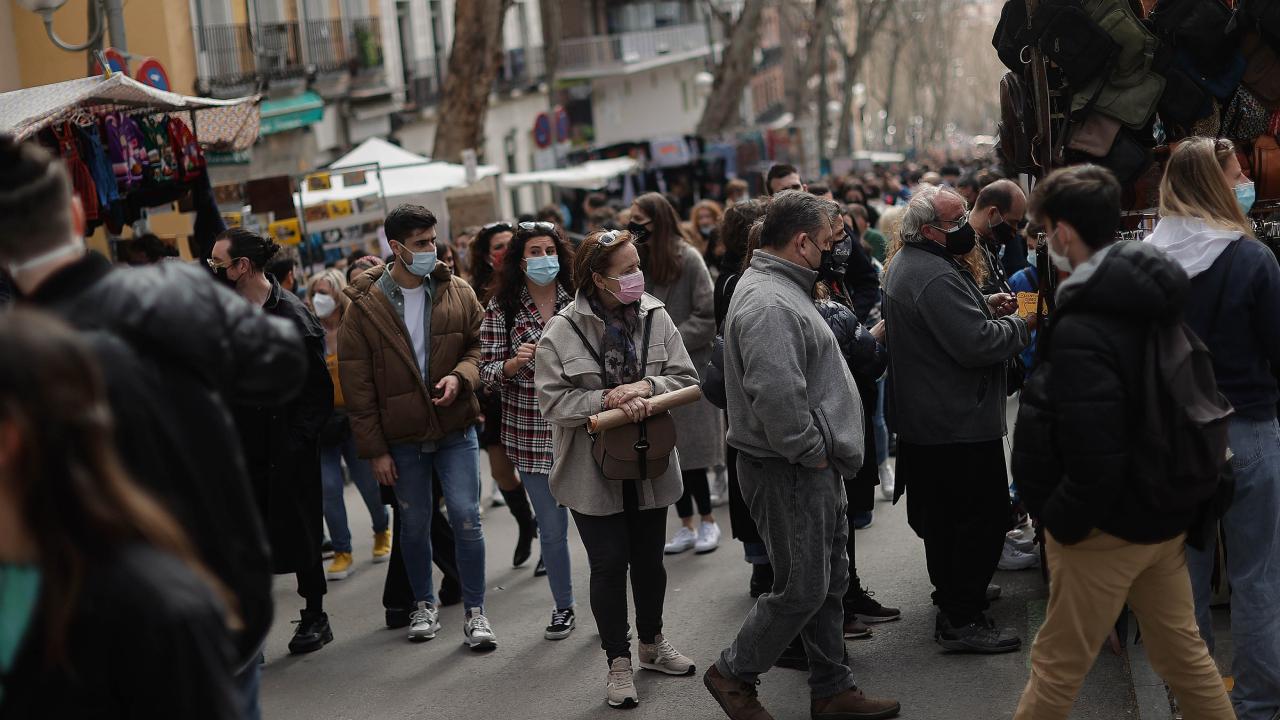 İspanya koronavirüsü grip gibi kontrol altına almayı planlıyor
