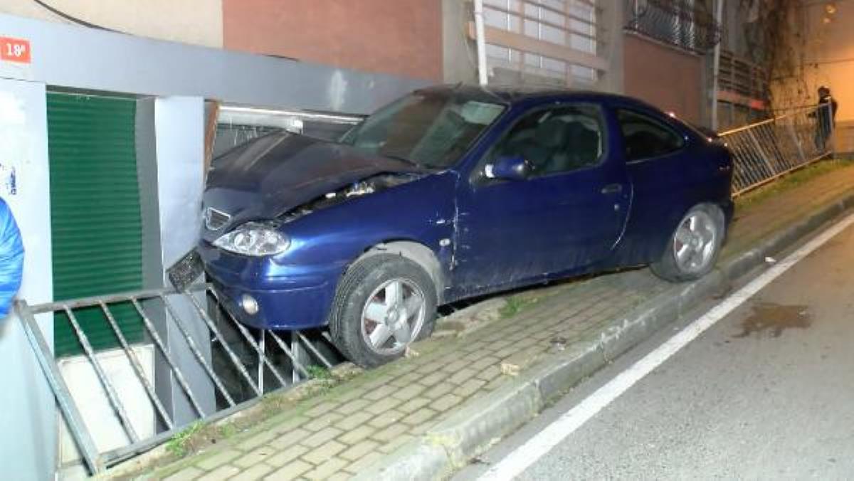 Kadıköy’de demir korkulukları aşan otomobil binanın duvarına çarparak asılı kaldı