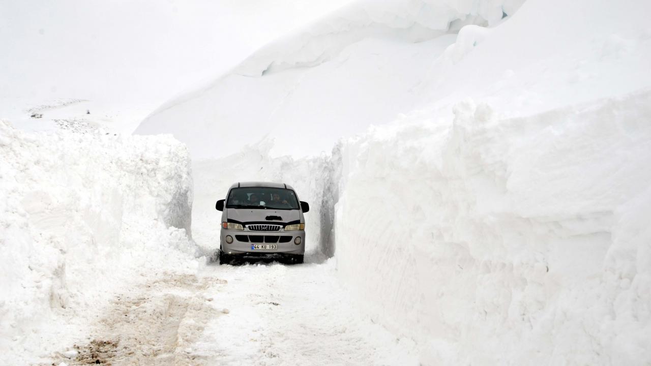 Erzurum, Ağrı ile Iğdır’da 219 yerleşim yerinin yolu kardan kapandı