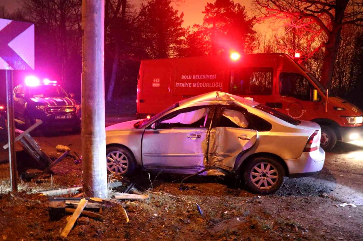 Kaygan yolda kontrolden çıkan otomobil beton direğe çarptı: 1 yaralı