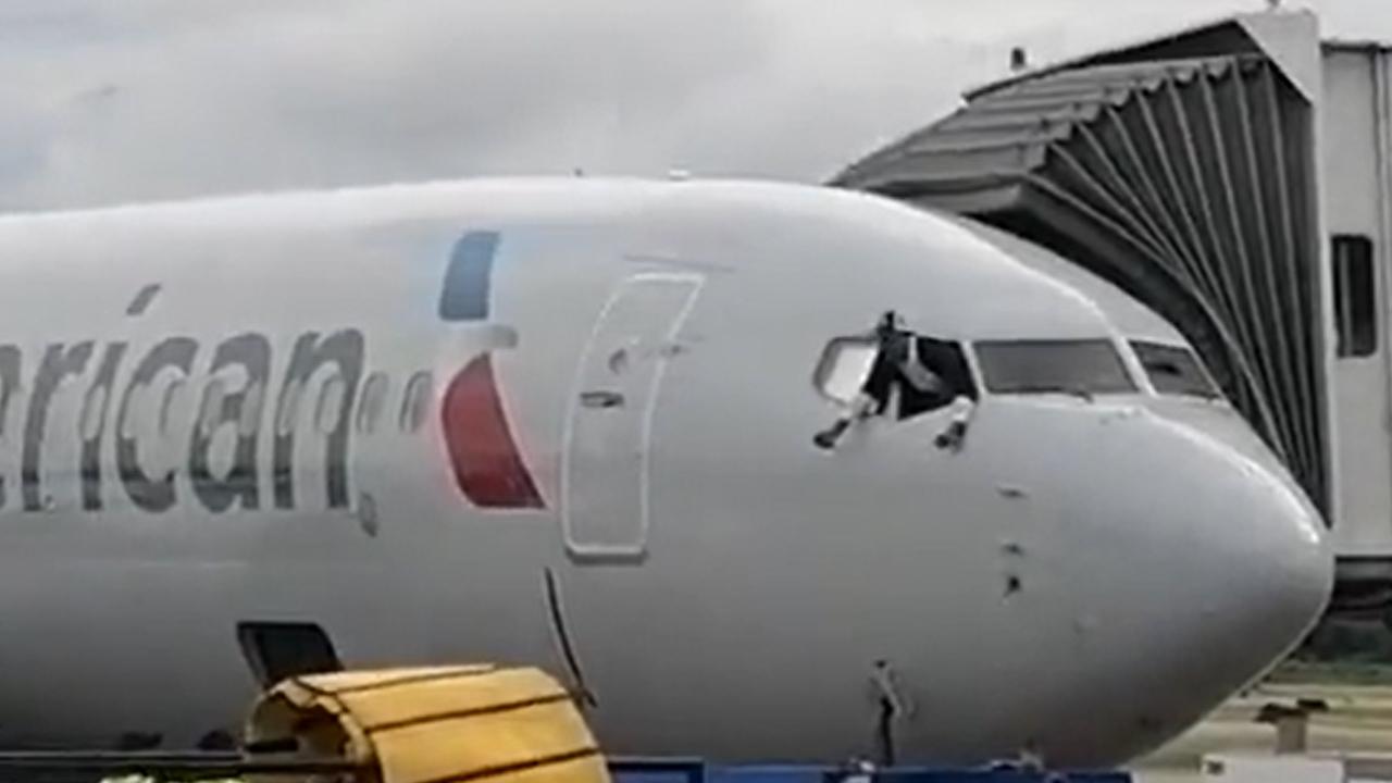 Yolcu kokpiti bastı, uçak camından atlamaya çalıştı