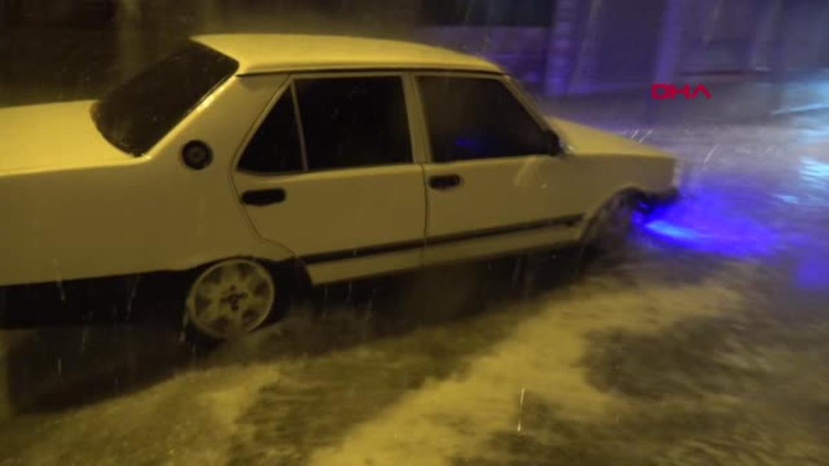 Marmaris’te 20 dakika süren kuvvetli dolu yağışı hayatı olumsuz etkiledi