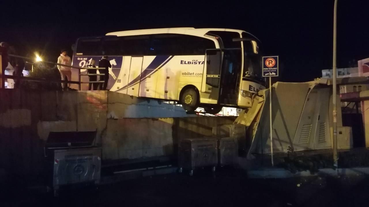 Bariyeri aşan yolcu otobüsü köprüde asılı kaldı