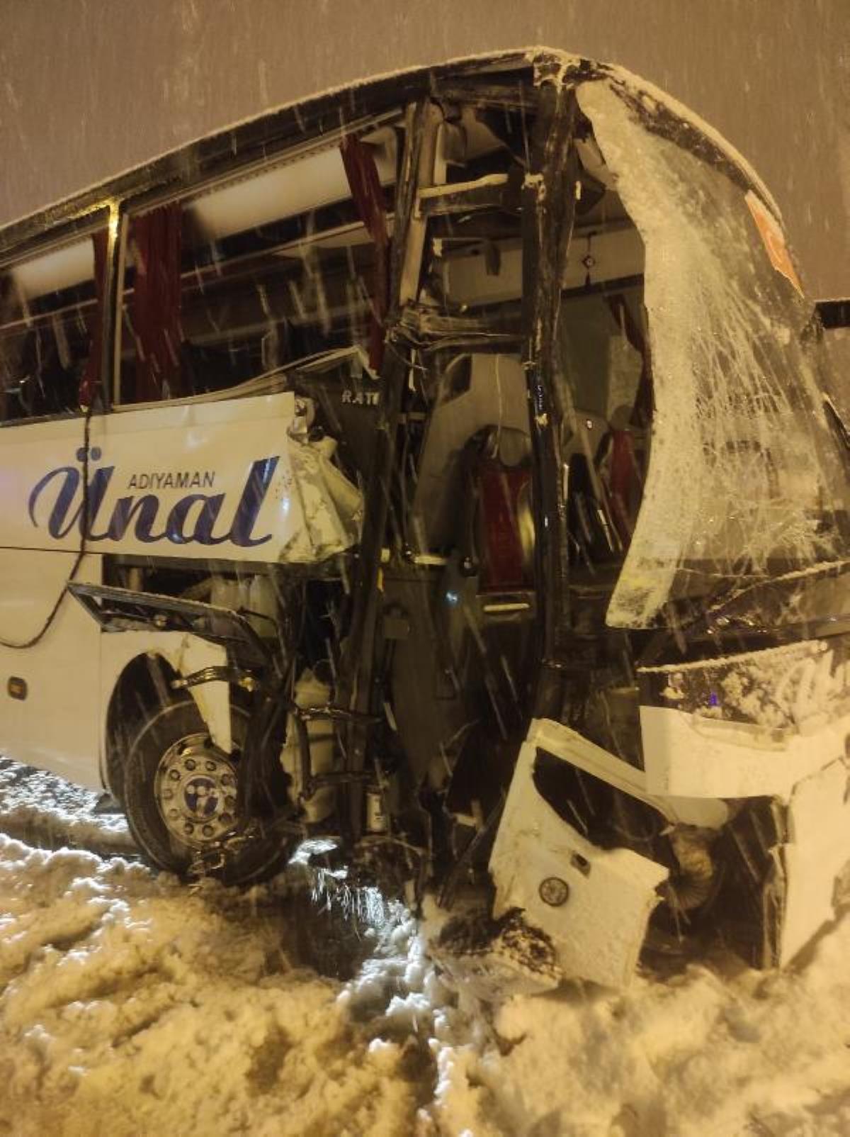 Merzifon’da yolcu otobüsü bariyerlere çarptı 30 yaralı