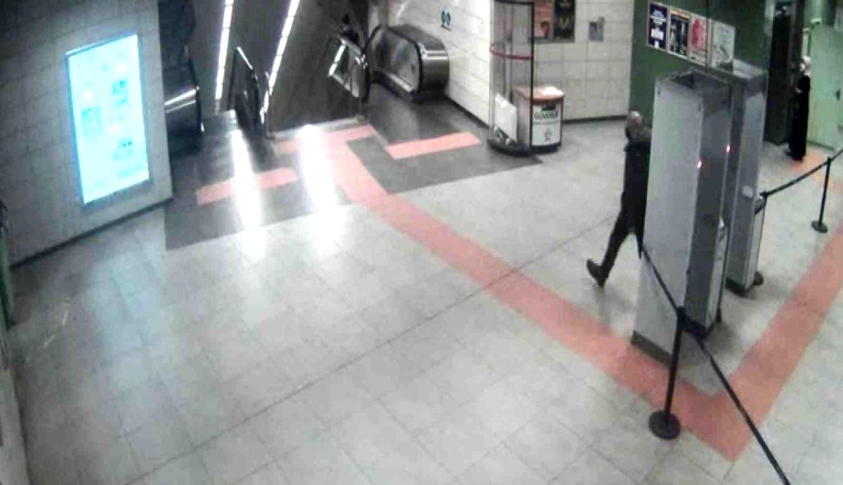 Metrodaki bıçaklı saldırıya ilişkin yeni görüntüler ortaya çıktı