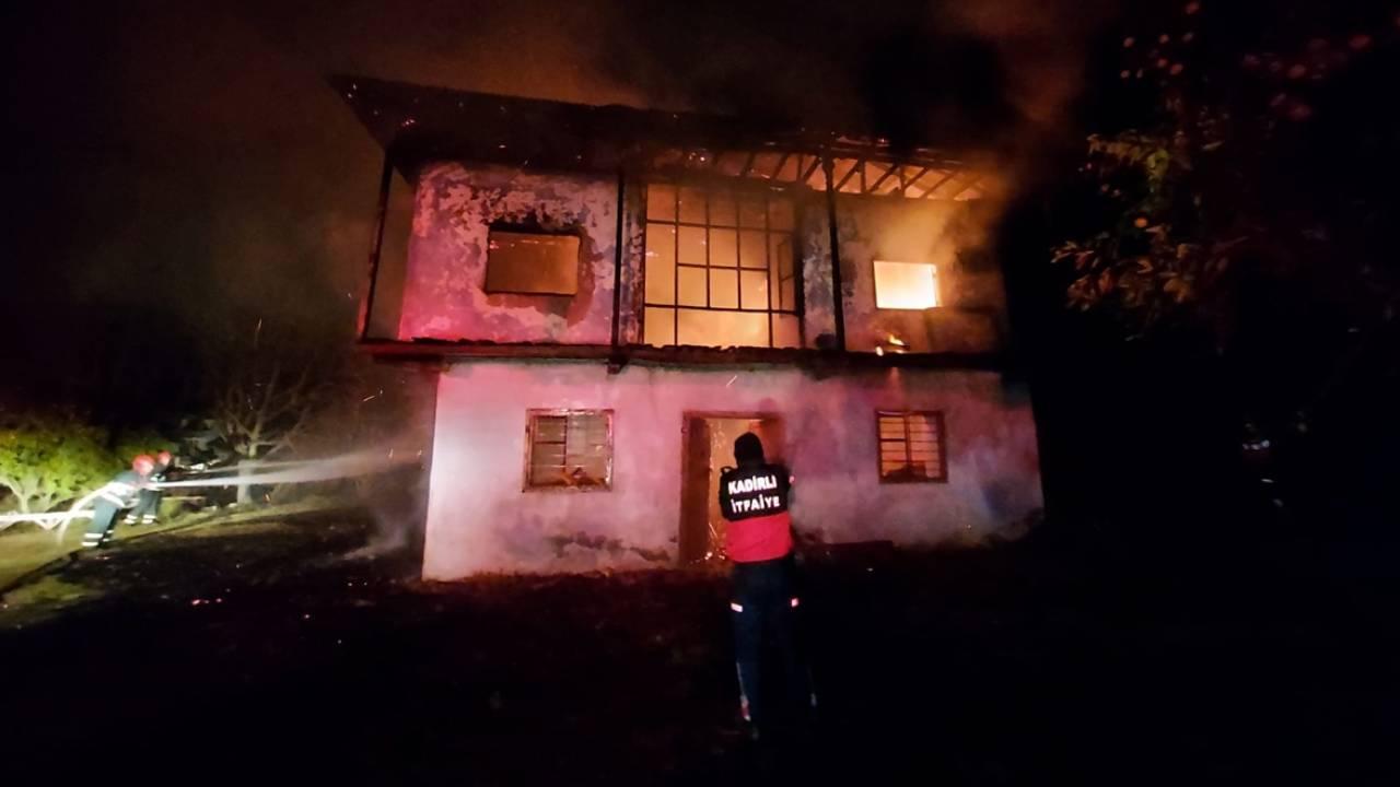 Osmaniye’de iki katlı evde yangın