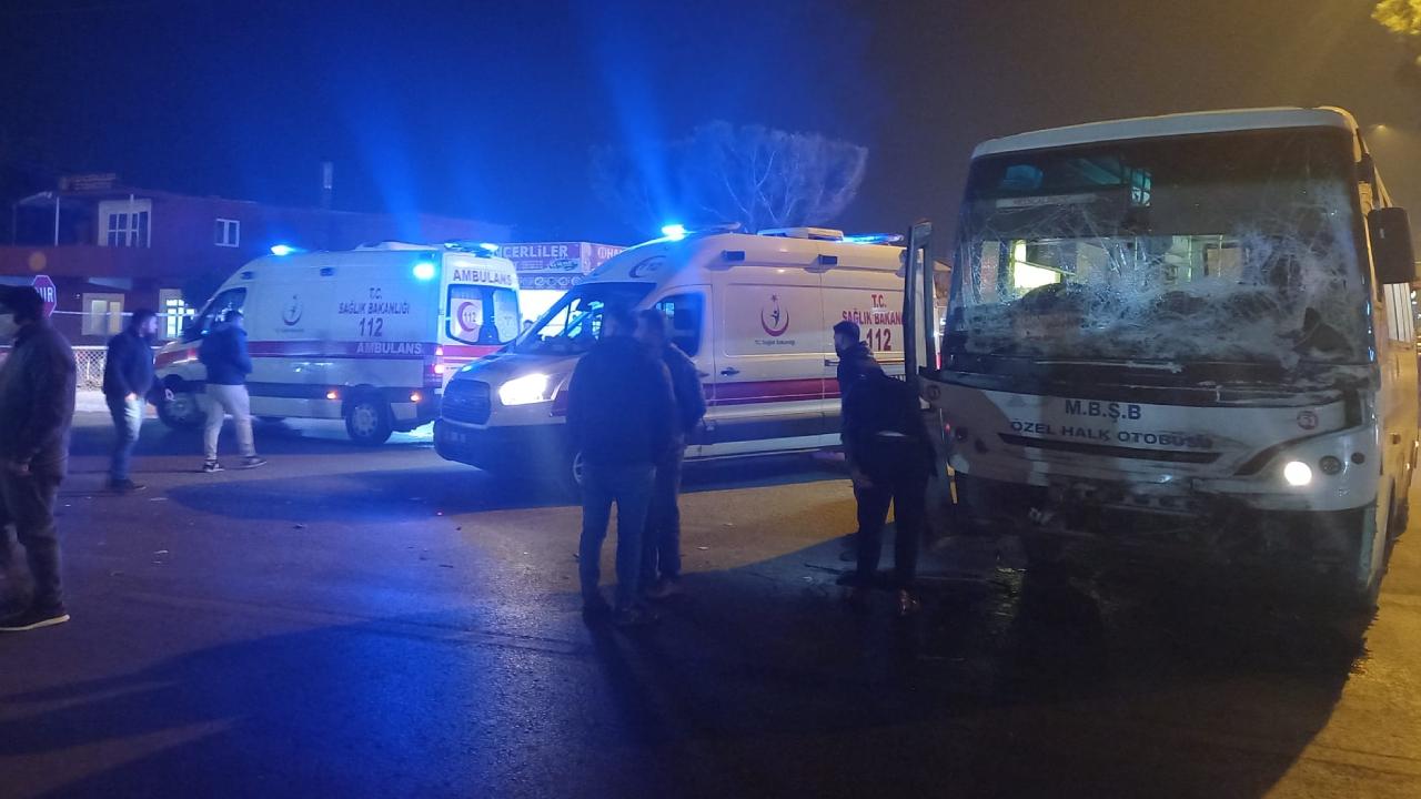 Mersin'de kamyon ile halk otobüsü çarpıştı: 6 yaralı