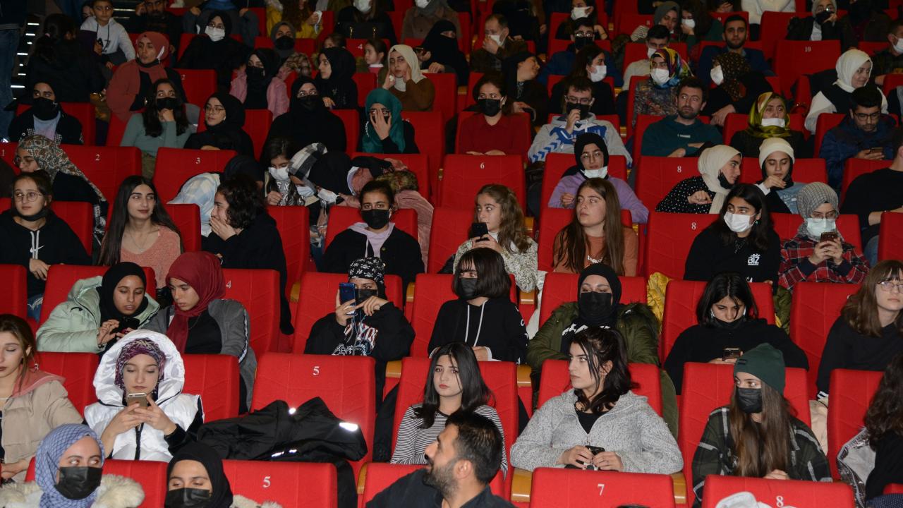 `Kumandan` oyunu Diyarbakır’da tiyatroseverlerle buluştu