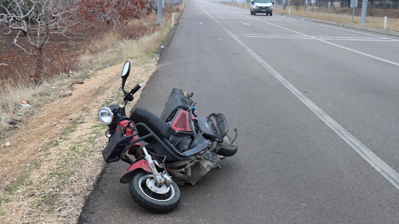 Kilis’te otomobilin çarptığı elektrikli bisikletteki 2 kişi yaralandı