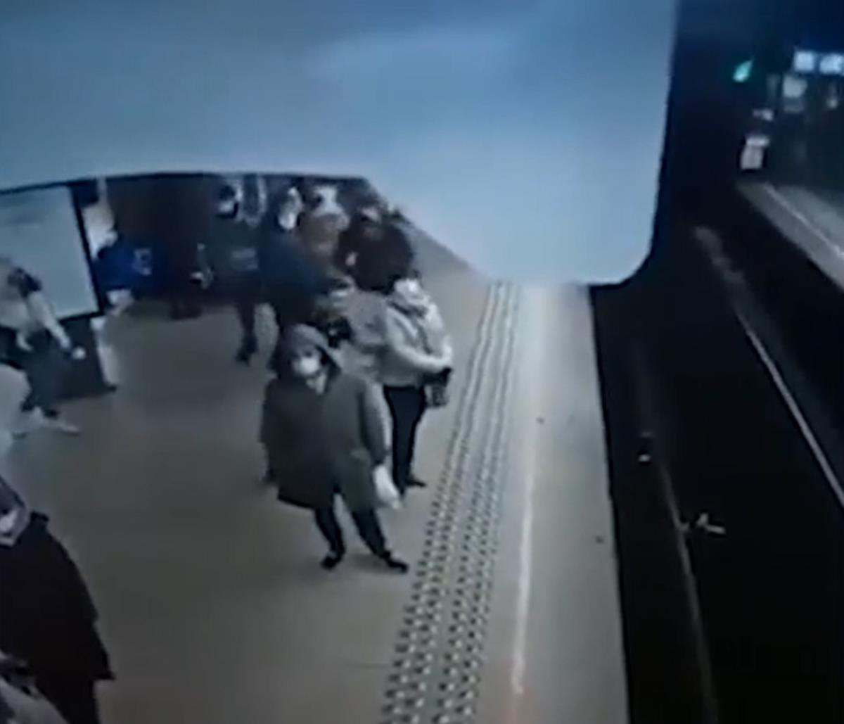 Tren bekleyen kadını raylara itti! O anlar saniye saniye kamerada