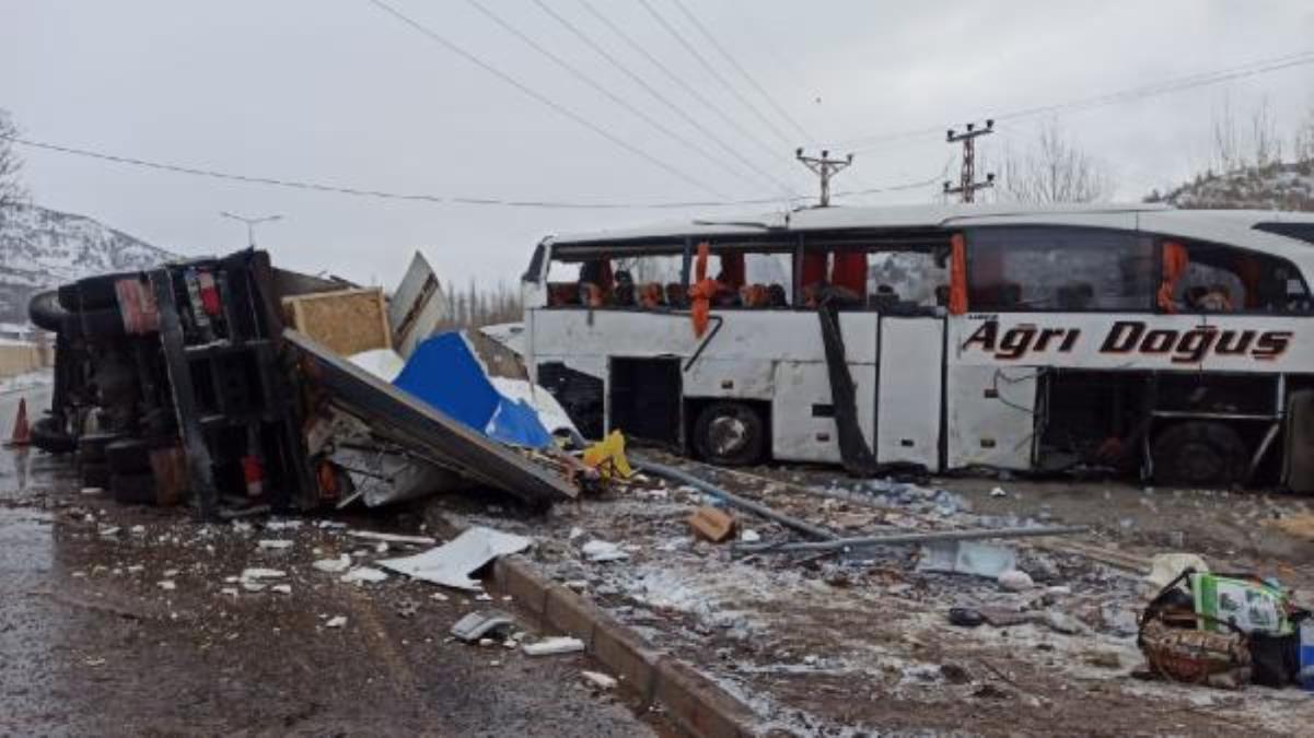 Yolcu otobüsü, devrilen TIR’a çarptı: 1 ölü, 27 yaralı