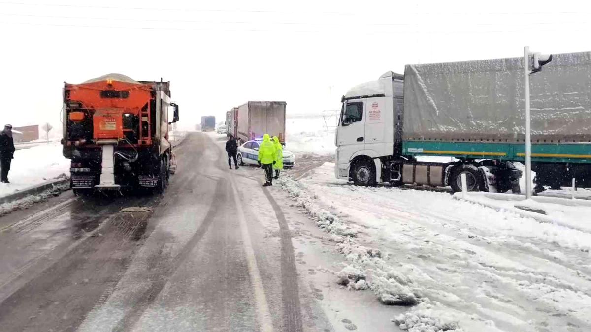 Yozgat’ta kar ulaşımı aksattı, çok sayıda tır ver araç yolda kaldı