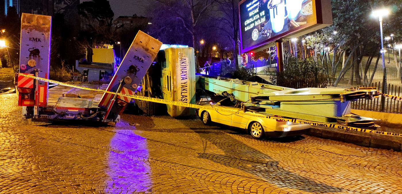 Beşiktaş’ta tırda yüklü iş makinesi 3 otomobilin üzerine devrildi