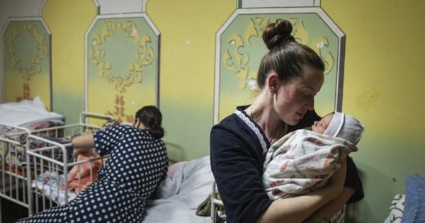 Ukrayna’da bodrum katına taşınan bir doğumevi