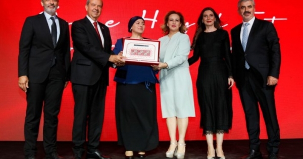 Cumhurbaşkanı Ersin Tatar eşi Sibel Tatar ile birlikte İş Kadınları Derneği tarafından düzenlenen Ödül Töreni’ne katıldı
