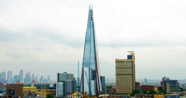 İngiltere’nin en yüksek binasına tırmanan kişi zirveye ulaştı, gözaltına alındı