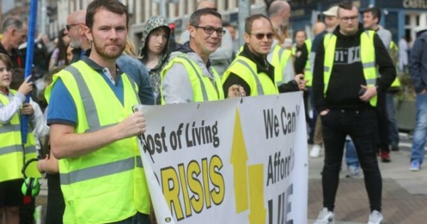 Dublin'de halk hayat pahalılığını protesto etti