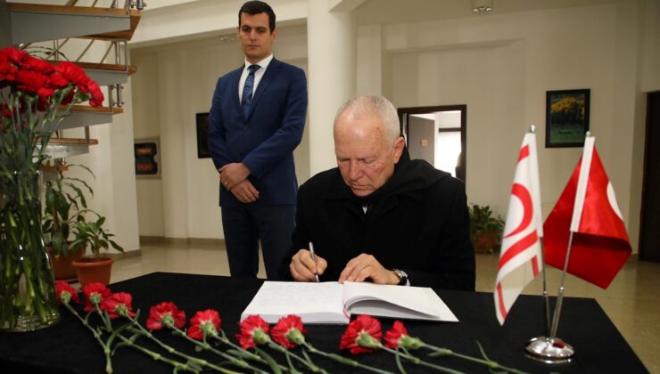 Töre, Türkiye’nin Lefkoşa Büyükelçiliği’nde açılan taziye defterini imzaladı
