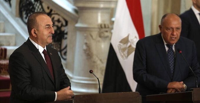 TC Dışişleri Bakanı Çavuşoğlu Kahire’de mekidaşı Şukri ile görüştü