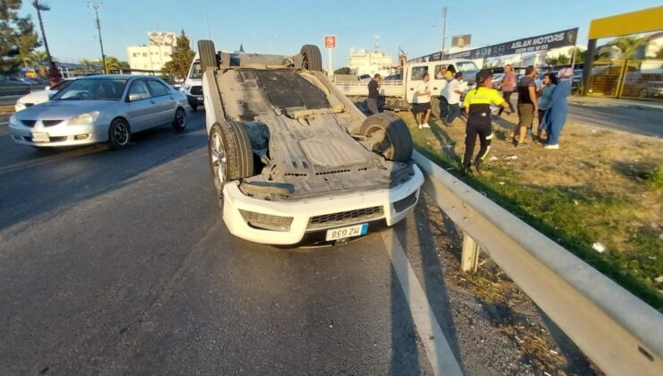 Hamitköy çemberindeki kazada başka bir aracın çarptığı araç devrildi