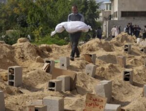 Gazzeliler, “çatışmalara insani ara”nın ardından İsrail saldırılarında ölen yakınlarının mezarlarına akın etti – BRTK