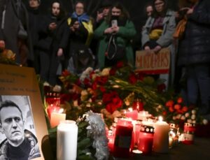 Berlin’deki Rus Büyükelçiliği Önünde Rus Muhalif Aleksey Navalnıy İçin Anma Töreni