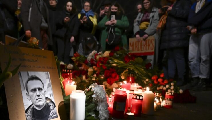 Berlin’deki Rus Büyükelçiliği Önünde Rus Muhalif Aleksey Navalnıy İçin Anma Töreni