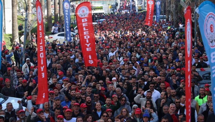 İzmir’de Belediye İşçileri Belediyeyi Protesto Etti