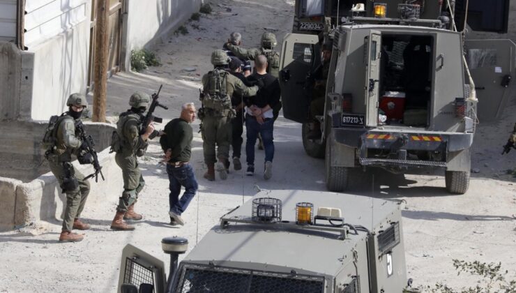 İsrail’in Batı Şeria’da Gözaltına Aldığı Filistinli Sayısı 7 bin 700’e Yükseldi