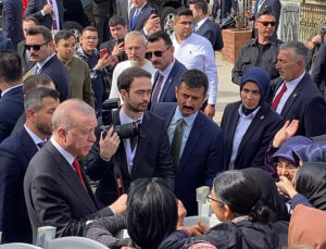 Cuma namazını Mecek Camisi’nde kılan Erdoğan’a Tatar da eşlik etti