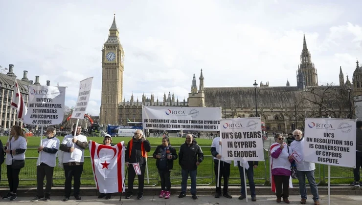 İngiltere’deki Kıbrıslı Türkler, 186 sayılı BM kararını Londra’da düzenledikleri eylemle protesto etti