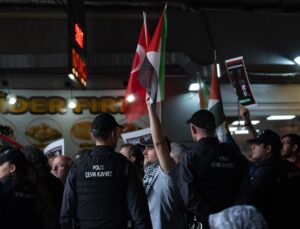 Almanya Cumhurbaşkanı Steinmeier, ülkesinin İsrail’e desteği nedeniyle Ankara’da protesto edildi