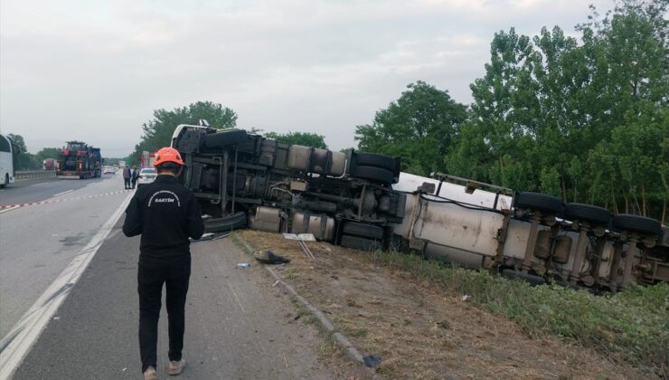 Anadolu Otoyolu’nun Sakarya geçişinde tıra çarpan tankerin sürücüsü yaralandı
