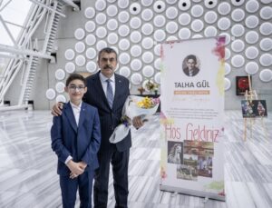 Bakan Tekin, şehit polis Hüseyin Gül’ün oğlu Talha Gül’ün sergisini ziyaret etti