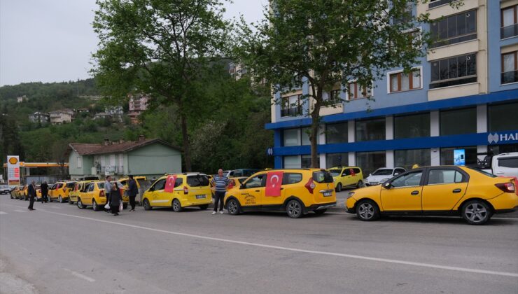 Bozkurt ve Abana ilçelerinde taksiciler öldürülen meslektaşları için konvoy yaptı