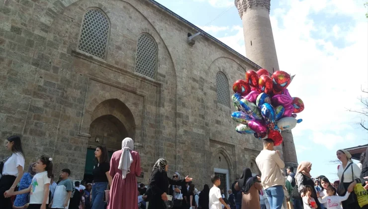 Bursa’nın tarihi ve turistik yerlerinde bayram haraketliliği yaşandı