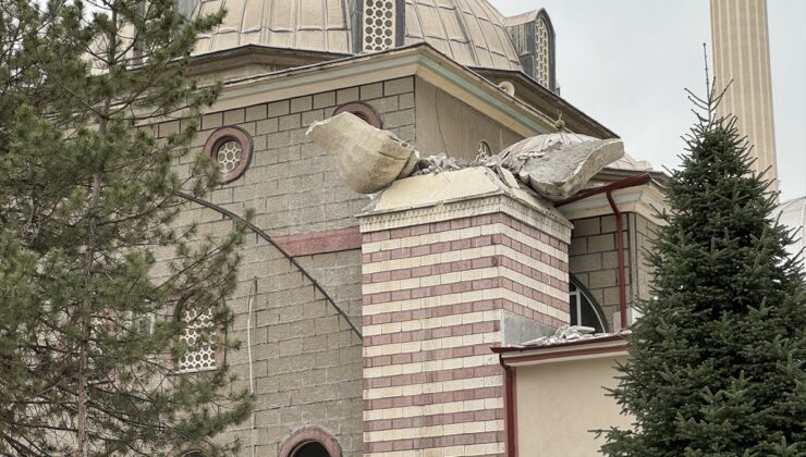 Çankırı’da cami minaresinin yıkılma tehlikesi nedeniyle çevresindeki binalara tahliye kararı verildi