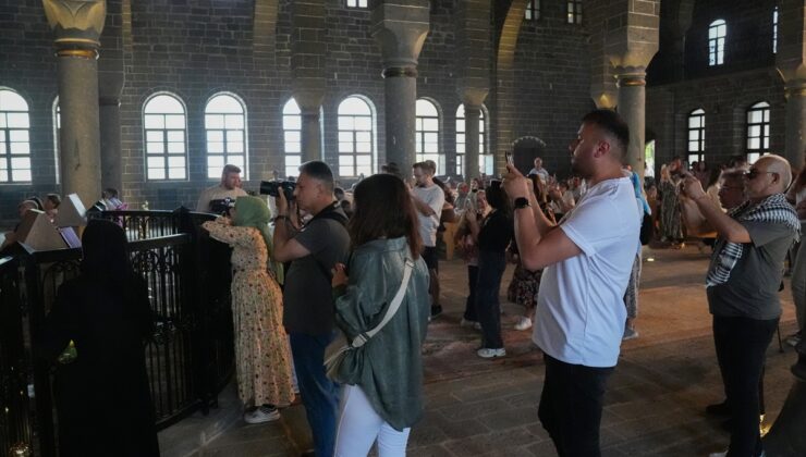 Diyarbakır’da Paskalya Bayramı tarihi kilisede kutlandı
