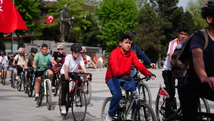 Düzce’de bisikletliler 23 Nisan Ulusal Egemenlik ve Çocuk Bayramı’nı özel koreografiyle kutladı