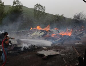 GÜNCELLEME – Kastamonu’da 2 ev, sera ve ahırlar yandı, 4 büyükbaş hayvan öldü