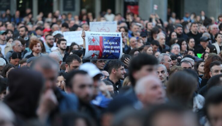 Gürcistan’da binlerce kişi “yabancı etkinin şeffaflığı” yasa tasarısını protesto etti